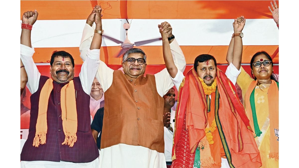 रविशंकर प्रसाद और नितिन नबीन (क्रमश: बाएं से दूसरे और तीसरे) के साथ भाजपा नेता