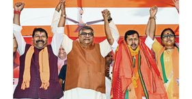 लड़ाई बांकीपुर की रविशंकर प्रसाद और नितिन नबीन (क्रमश: बाएं से दूसरे और तीसरे) के साथ भाजपा नेता