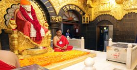 शिरडी साई बाबा और सिद्धिविनायक मंदिर में चढ़ावे की निगरानी कैसे होती है? शिरडी का साई बाबा मंदिर