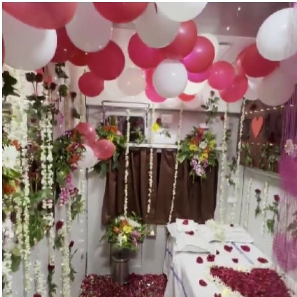रेलवे के AC फर्स्ट कूपे में सजावट पर शुरू हुआ विवाद