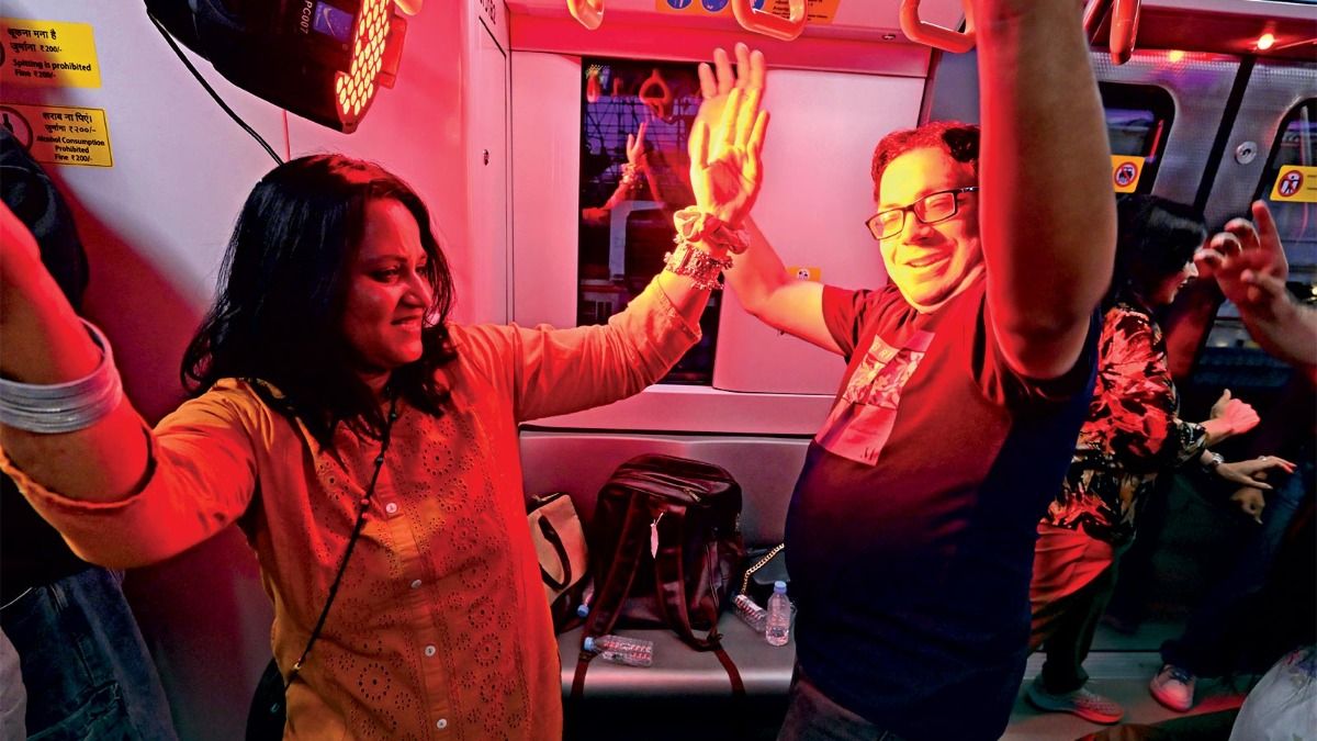 भोपाल में किराए पर दिए गए मेट्रो कोच में पार्टी करते लोग