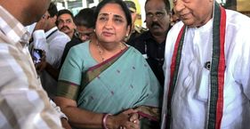 सुनेत्रा पवार की ताजपोशी से NCP में और बढ़ी खींचतान सुनेत्रा पवार को पार्टी के सीनियर नेताओं से मिल रही चुनौती