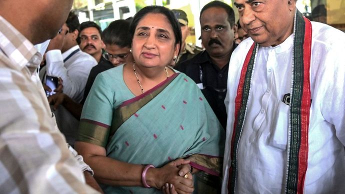 सुनेत्रा पवार को पार्टी के सीनियर नेताओं से मिल रही चुनौती