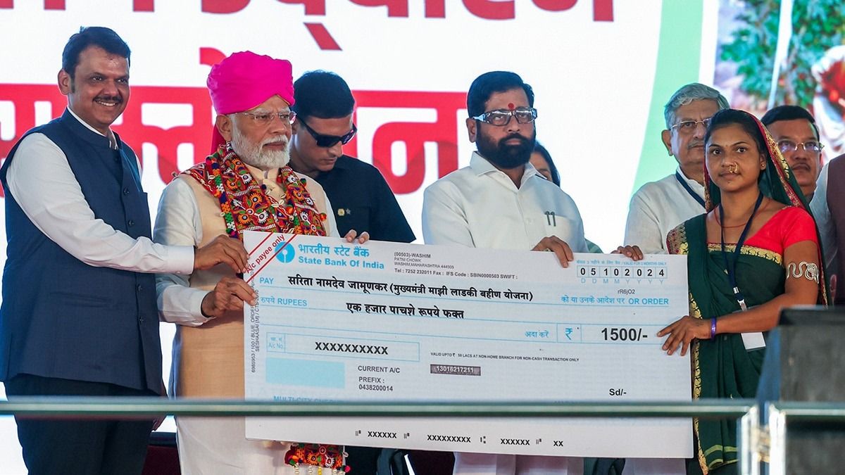 अक्तूबर 2024 में लाडकी बहिण योजना के तहत लाभार्थियों को चेक वितरित करते पीएम मोदी और सीएम फडणवीस