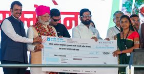महाराष्ट्र में लाडकी बहिन योजना पर CAG के किन सवालों से मचा हंगामा? अक्तूबर 2024 में लाडकी बहिण योजना के तहत लाभार्थियों को चेक वितरित करते पीएम मोदी और सीएम फडणवीस