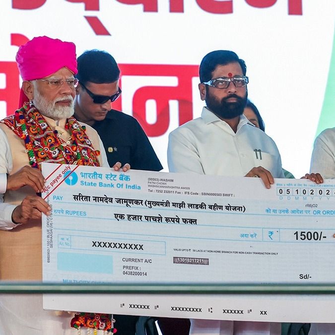 अक्तूबर 2024 में लाडकी बहिण योजना के तहत लाभार्थियों को चेक वितरित करते पीएम मोदी और सीएम फडणवीस