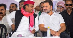 सपा-कांग्रेस में सीटों की लड़ाई का पहला दौर शुरू? अखिलेश यादव और राहुल गांधी (फाइल फोटो)