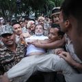 छात्रों के समर्थन में राहुल गांधी का धरना, पुलिस हिरासत और कांग्रेस की पांच मांगें प्रधानमंत्री आवास के बाहर से राहुल गांधी को हिरासत मे लेते हुए दिल्ली पुलिस