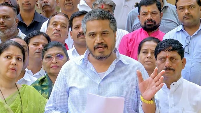 शरद पवार से अलग राह अपना सकते हैं उनके पोते रोहित पवार