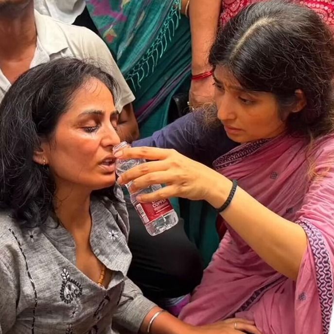 जंतर-मंतर पर प्रदर्शन के दौरान अफरा-तफरी से घायल छात्र-छात्राओं की मदद करतीं डिंपल यादव