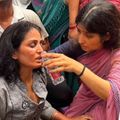 डिंपल यादव की फ्रंटफुट पॉलिटिक्स : सपा गढ़ रही है अपना नया राष्ट्रीय चेहरा? जंतर-मंतर पर प्रदर्शन के दौरान अफरा-तफरी से घायल छात्र-छात्राओं की मदद करतीं डिंपल यादव