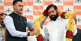 एकनाथ शिंदे के लिए फिर खुल सकता है मुख्यमंत्री पद का रास्ता? शिवसेना (UBT) के छह सांसदों का साथ मिलने के बाद लोकसभा में एकनाथ शिंदे की ताकत बढ़ गई है