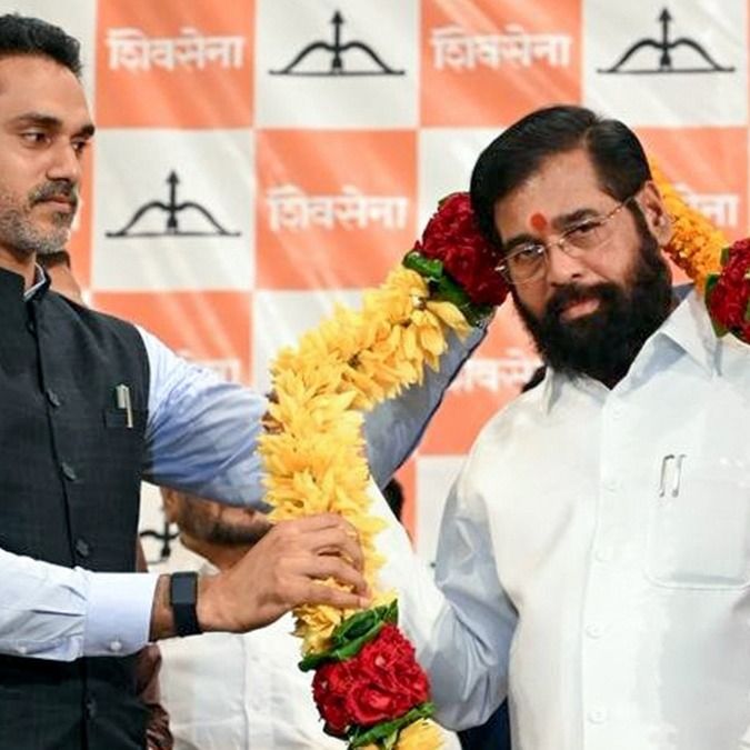 शिवसेना (UBT) के छह सांसदों का साथ मिलने के बाद लोकसभा में एकनाथ शिंदे की ताकत बढ़ गई है