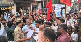 यूपी में चुनाव से पहले युवाओं को साधना BJP के लिए क्यों है सबसे कठिन राजनीतिक परीक्षा? पेपर लीक के खिलाफ प्रयागराज में छात्रों का प्रदर्शन (फाइल फोटो)पेपर लीक के खिलाफ प्रयागराज में छात्रों का प्रदर्शन (फाइल फोटो)