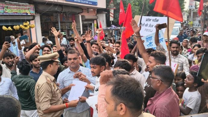 पेपर लीक के खिलाफ प्रयागराज में छात्रों का प्रदर्शन (फाइल फोटो)