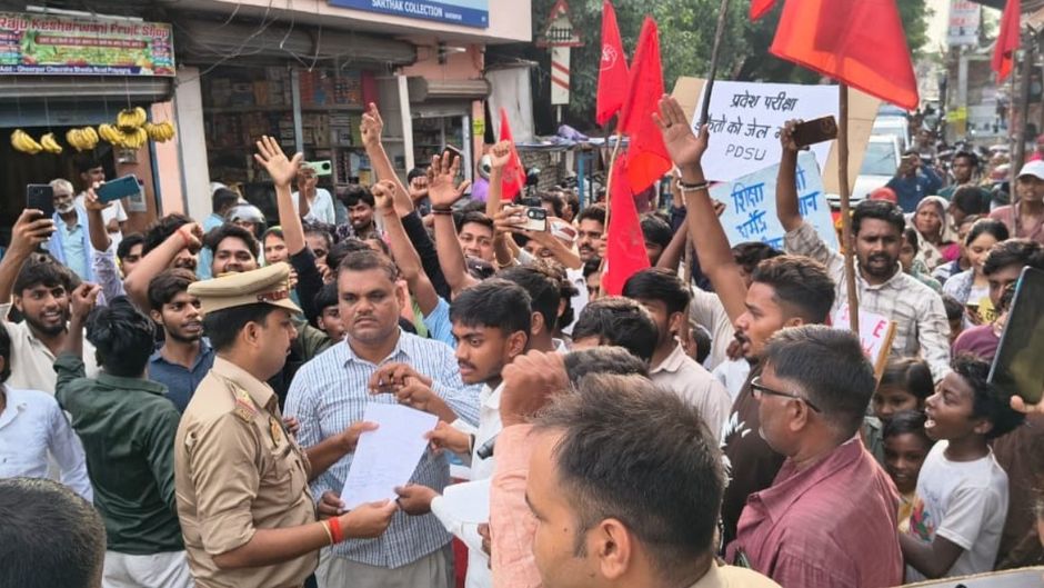 पेपर लीक के खिलाफ प्रयागराज में छात्रों का प्रदर्शन (फाइल फोटो)