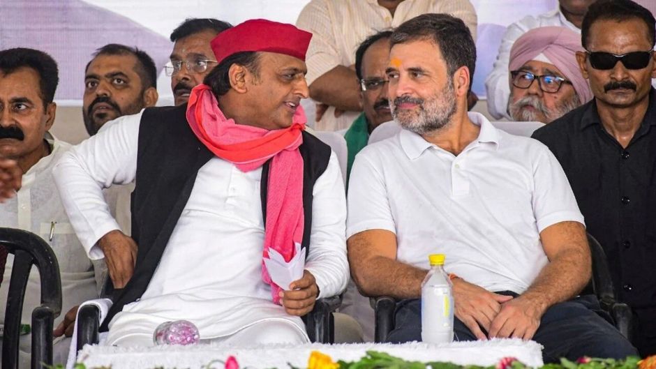 अखिलेश यादव के साथ राहुल गांधी (फाइल फोटो)
