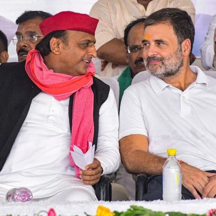 अखिलेश यादव के साथ राहुल गांधी (फाइल फोटो)