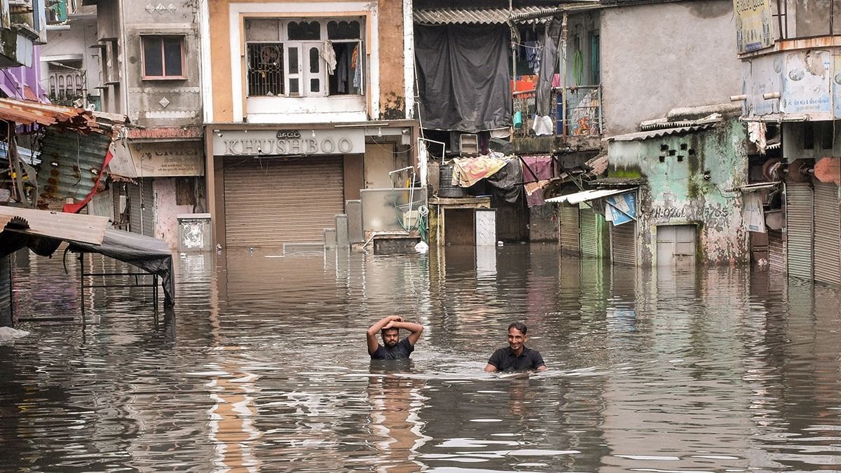 सूरत में बाढ़ ने मचाई तबाही