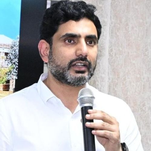 मुख्यमंत्री चंद्रबाबू नायडू (बाएं) और उनके बेटे नारा लोकेश (दाएं)