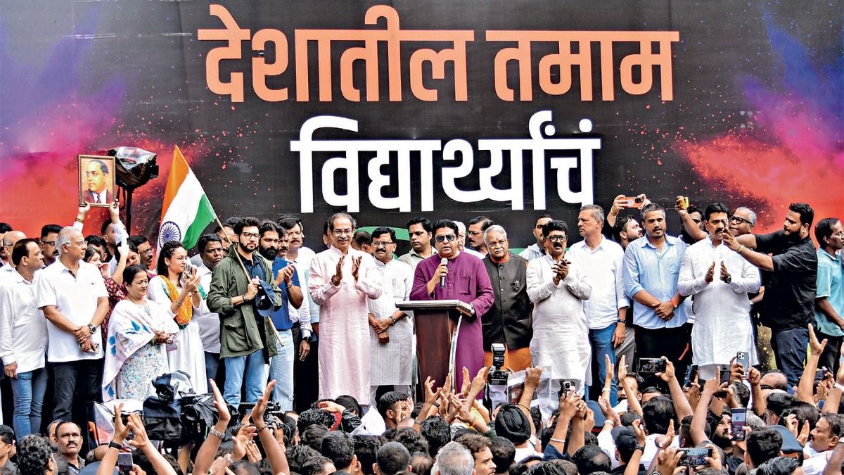 मुंबई में 26 जून को हुए छात्रों के प्रदर्शन में उद्धव ठाकरे और राज ठाकरे शामिल हुए