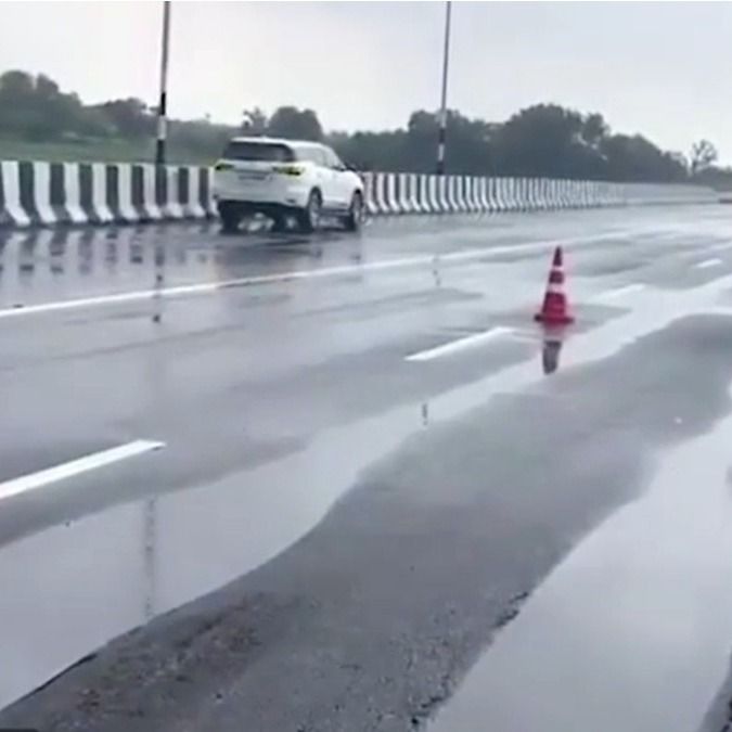 लखनऊ-कानपुर एक्सप्रेसवे का उद्घाटन हुए अभी एक महीना भी नहीं हुआ है