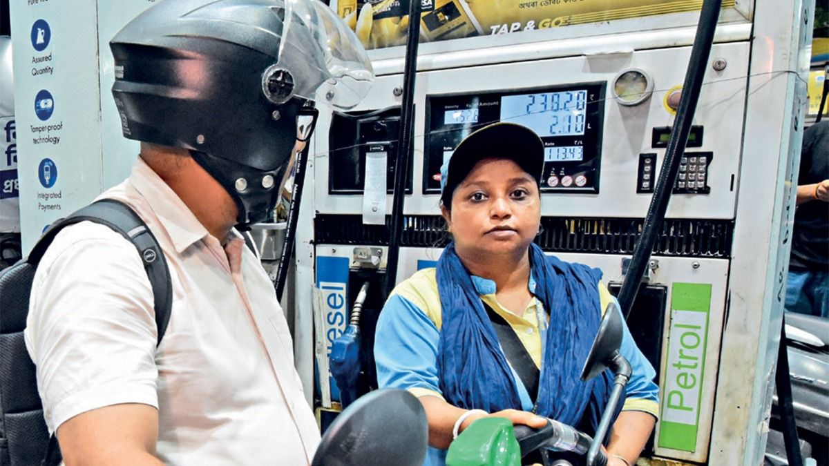 बाइक में E20 पेट्रोल भरवाता शख्स (फाइल फोटो) 
