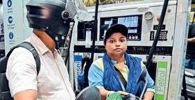 ई20 में नया मोड़: चावल की भी हेराफेरी बाइक में E20 पेट्रोल भरवाता शख्स (फाइल फोटो)