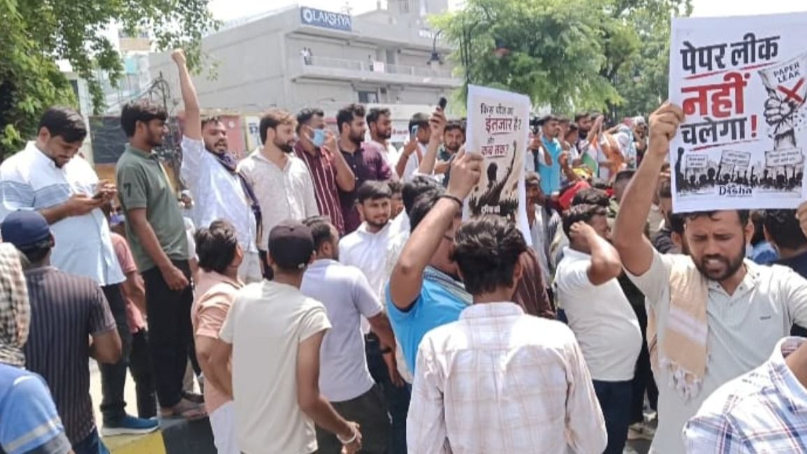 पेपर लीक के खिलाफ प्रयागराज में छात्रों का प्रदर्शन (फाइल फोटो)