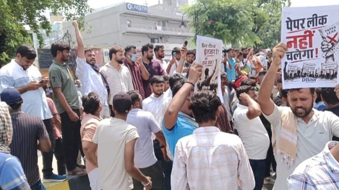 पेपर लीक के खिलाफ प्रयागराज में छात्रों का प्रदर्शन (फाइल फोटो)