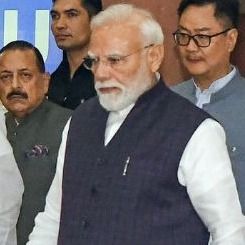 प्रधानमंत्री मोदी अपनी कैबिनेट के सदस्यों के साथ (फाइल फोटो)