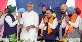 पंजाब में संगठन के फेरबदल ने बढ़ाई BJP की मुसीबत पंजाब BJP के नेताओं के साथ पीएम मोदी (फाइल फोटो)
