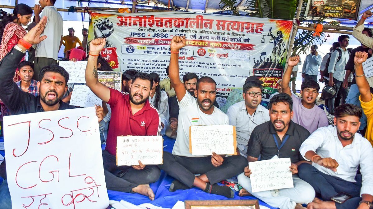 रांची में विरोध प्रदर्शन के दौरान नारे लगा रहे छात्र