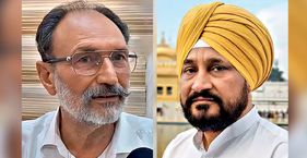 कांग्रेस में खुल्लमखुल्ला जूतमपैजार निलंबित कांग्रेस नेता मदन लाल जलालपुर (बाएं); और पूर्व मुख्यमंत्री चरनजीत सिंह चन्नी