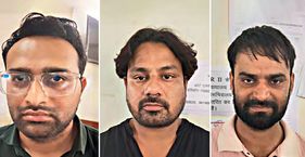 बिना लाइसेंस बन बैठे डॉक्टर (बाएं से क्रमशः) दीपक यादव, राजू गुर्जर और नरेश गुर्जर को एफएमजीई का नकली सर्टिफिकेट लेने के लिए गिरफ्तार किया गया
