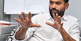 ''संस्थाओं पर लोगों को भरोसा खत्म हो गया'' धवल एस. कुलकर्णी
