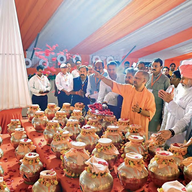 सीर गोवर्धनपुर में मुख्यमंत्री आदित्यानाथ ने सभी कलशों का पूजन किया 