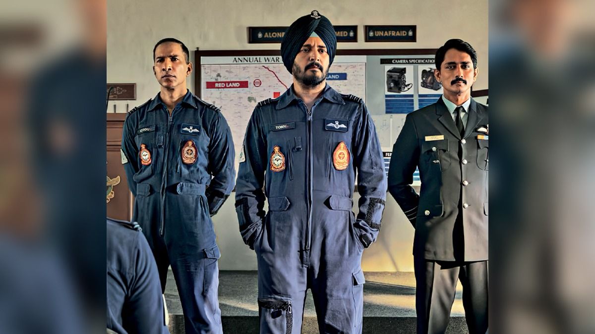 (दाएं से क्रमशः) स्क्वाड्रन लीडर अजय आहूजा बने सिद्धार्थ, ‌विंग कमांडर बी.एस. धनोआ बने जिमी शेरगिल और ग्रुप कैप्टन अर‌विंद ओक के किरदार में के.सी. शंकर