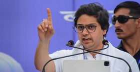 ‘अंकल’ से मुकाबले के बहाने आकाश आनंद गढ़ रहे BSP की नई रणनीति हाथरस की रैली को संबोधित करते आकाश आनंद (फोटो : ITG)