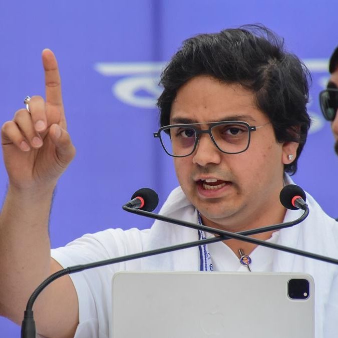 हाथरस की रैली को संबोधित करते आकाश आनंद (फोटो : ITG)