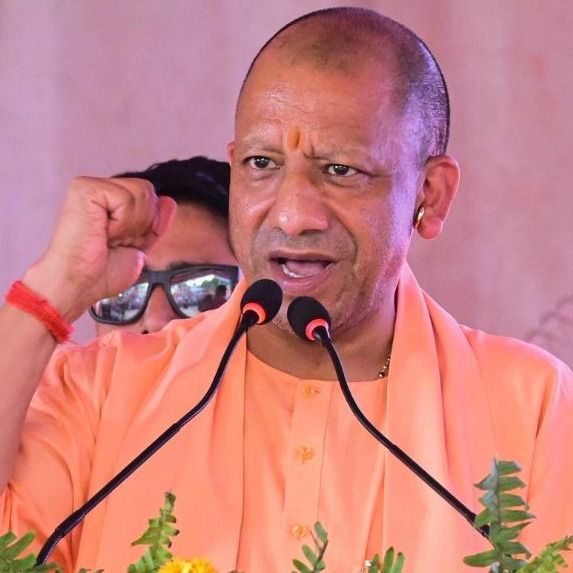 योगी सरकार ने फिलहाल महिलाओं के लिए योजना की घोषणा नहीं की है लेकिन अखिलेश यादव पहले ही वादा कर चुके हैं