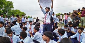 यूपी में सर्वोदय विद्यालयों के छात्र बार-बार क्यों उतर रहे सड़कों पर? Protest by Sarvodaya Vidyalaya students in Lucknow (Photo: ITG)