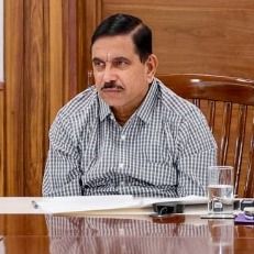 शिक्षा मंत्री प्रह्लाद जोशी अधिकारी के साथ बैठक करते हुए (फाइल फोटो)