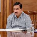 प्रश्न पत्र तैयार करने की प्रक्रिया NTA की सबसे बड़ी कमजोरी? शिक्षा मंत्री प्रह्लाद जोशी अधिकारी के साथ बैठक करते हुए (फाइल फोटो)
