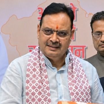 मुख्यमंत्री भजनलाल शर्मा को रिपोर्ट सौंपते OBC आयोग के अध्यक्ष न्यायाधीश (सेवानिवृत्त) मदन लाल भाटी 