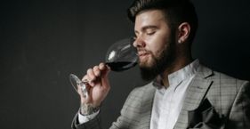 विदेशियों को क्यों भाने लगी 'मेड इन यूपी' शराब? wine taster