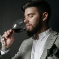 विदेशियों को क्यों भाने लगी 'मेड इन यूपी' शराब? wine taster