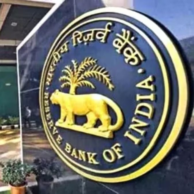 FCNR (B) योजना के तहत 14 अगस्त तक RBI करीब 52 अरब डॉलर जुटा चुका था