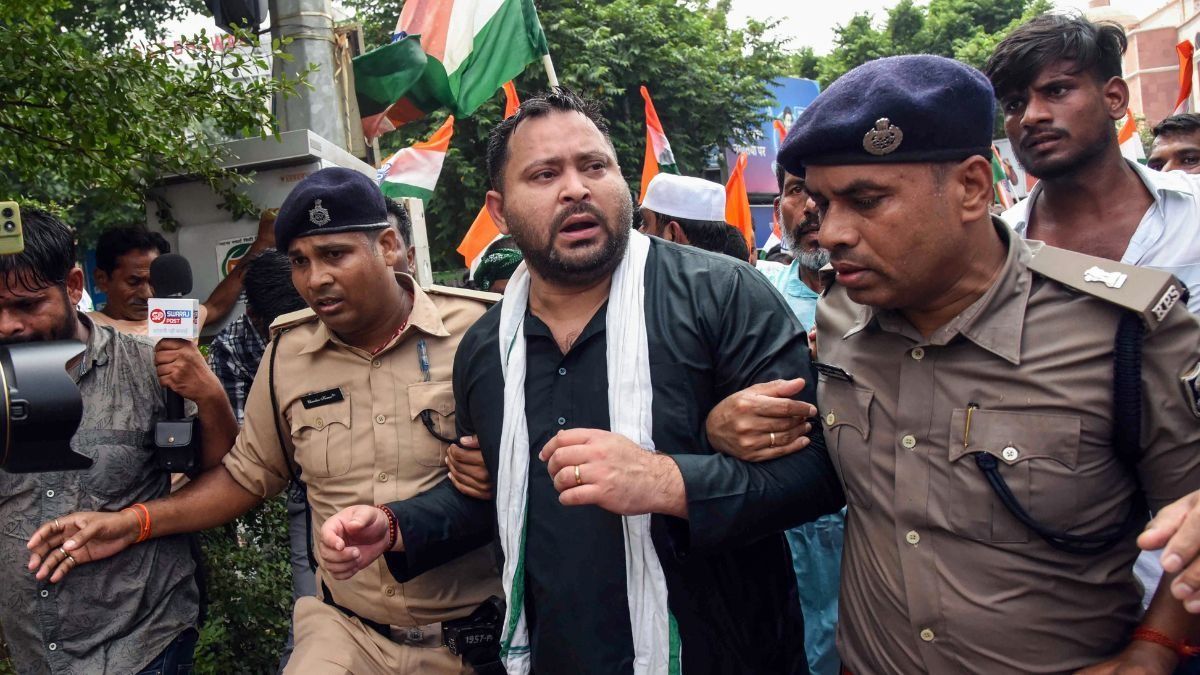 पटना में मार्च के दौरान तेजस्वी यादव को हिरासत में लेती पुलिस