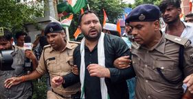 तेजस्वी की छात्र आंदोलन में एंट्री RJD को कितना फायदा दिला पाएगी? पटना में मार्च के दौरान तेजस्वी यादव को हिरासत में लेती पुलिस